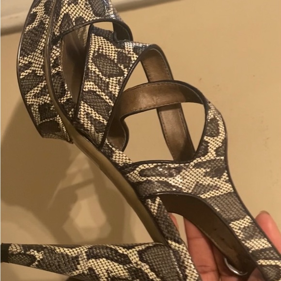 Heel with Print - Picture 2 of 2